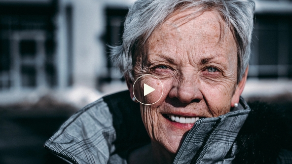 Frame vídeo anciana en centro geriátrico