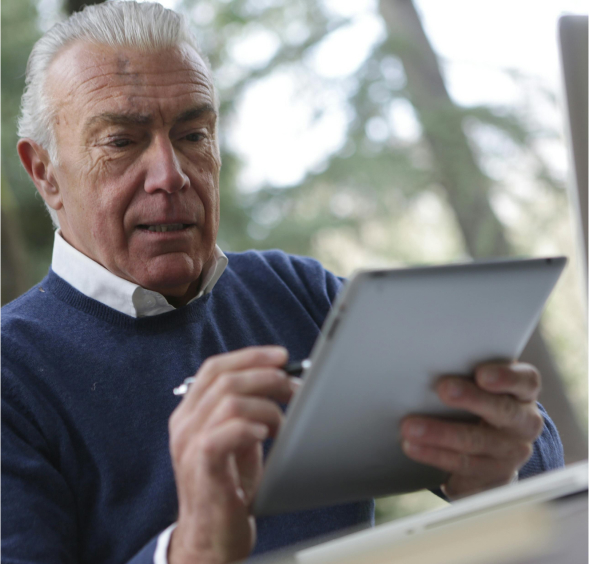Persona mayor usando tableta